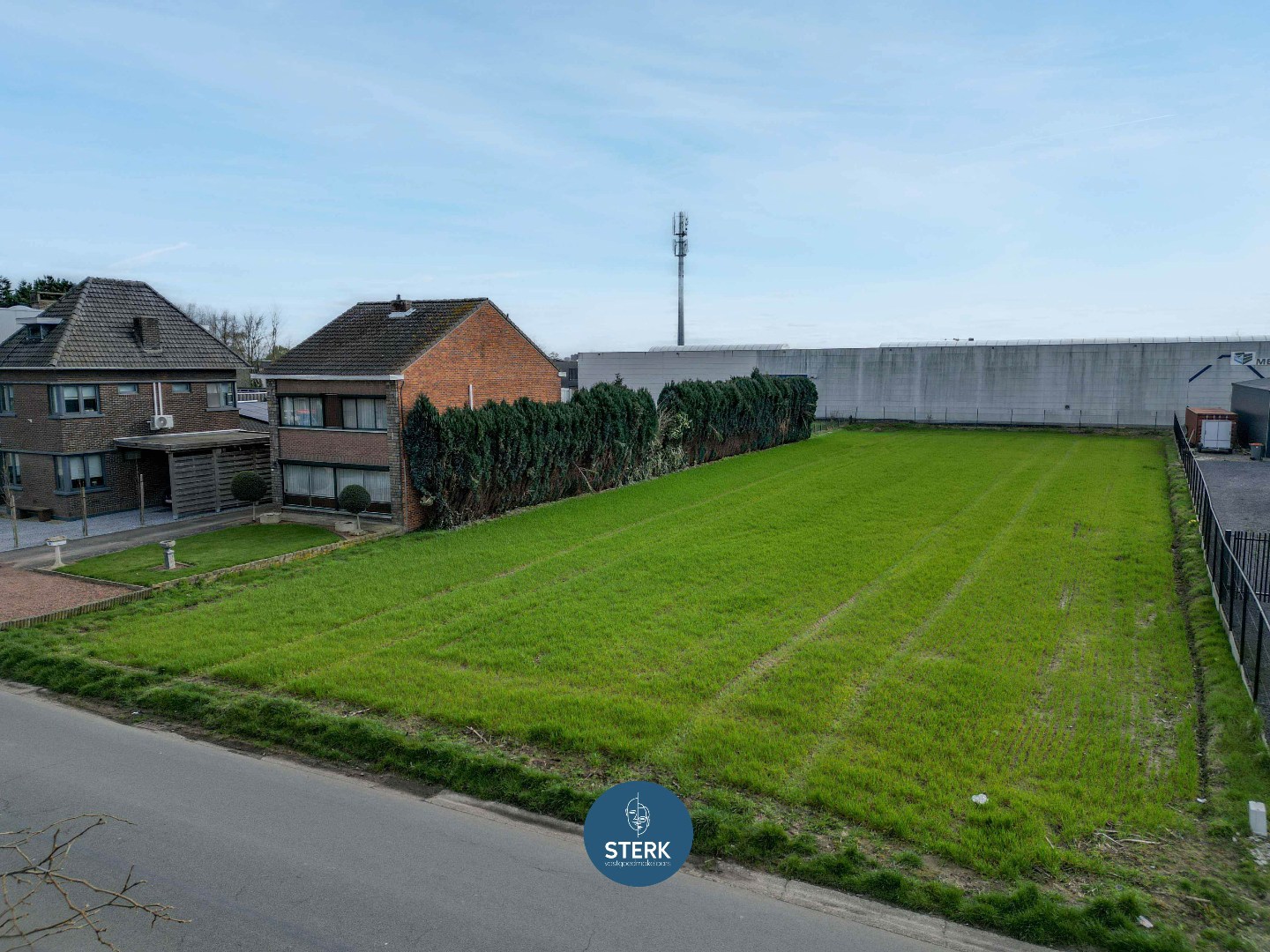 TE VERKAVELEN GRONDEN IN WOON- EN KMO-GEBIED NABIJ DE GRENS ! - foto 4