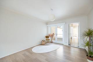 Bent u op zoek naar een gerenoveerd appartement met 1 slaapkamer, buitenruimte en een bureau of dressing? Dan is dit appartement op een toplocatie...