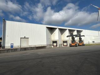 <p><span>Magazijnruimten van ca. 8.625 m² en 8.625m², met los- en laadkades, te huur, op een omheind concessieterrein van ca. 6,4 hectare. <br />Strategisch gelegen tussen de Wilmingtonstraat en Bellestraat, langs de Noorderlaan, en met snelle aansluiting naar de A12 en R2. <br />Er is ook een verhard terrein vanaf 1.000m² tot 5.000m² beschikbaar voor verhuur. <br />Het verhard terrein wordt niet afzonderlijk verhuurd maar steeds in combinatie met 1 of 2 magazijnruimten. <br /><span><span><br />Beschikbaar</span></span>: <br /></span>Magazijn (M4): 8.625m²<br />Magazijn (M5): 8.625m²<br />Kantoor (M5): 75m²<br />Verhard terrein: vanaf 1.000m² tot 5.000m²<br />Beschikbaar: onmiddellijk (na ondertekening huurcontract &amp; sub-concessie + na akkoord Port of AB)</p>
<p><span> </span></p>