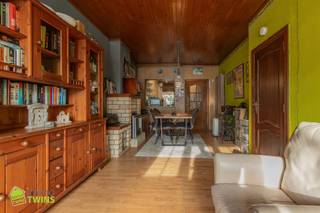 <h3><span>Gezinswoning met 3 slaapkamers &amp; tuin op centrale locatie in Zele</span></h3><h3><span> </span></h3><p><span>Ben je op zoek naar een centraal gelegen woning met tuin in het hart van Zele? Deze gezinswoning op een perceel van </span><span>2a 70ca</span><span> combineert ruimte, praktische indeling én een gunstige ligging. Lees snel verder!</span></p><p><span> </span></p><h4><span>Bij binnenkomst via de inkomhal kom je in de gezellige leef- en eetruimte, verbonden met de keuken die beschikt over een extra ontbijthoek. Aansluitend vind je de badkamer (op te frissen/vernieuwen), en een bergruimte. </span></h4><p><span>Achteraan beschikt de woning over een volledig omheinde tuin, een rustige plek om te ontspannen, spelen of tuinieren.</span></p><p><span>Eerste verdieping: Via de nachthal bereik je twee volwaardige slaapkamers en een vaste trap bereikbaar naar de tweede verdieping die momenteel ingericht als zolderruimte of extra slaapkamer. </span></p><p><span> </span></p><p><span>Kortom</span><span>, deze woning is ideaal voor wie op zoek is naar een comfortabele gezinswoning op een centrale locatie met tal van mogelijkheden. Of je nu op zoek bent naar extra ruimte, een gezellige tuin of een woning met groeipotentieel hier vind je het allemaal.</span></p><p><span>Kom zelf de troeven ontdekken tijdens een bezoek! Plan vandaag nog je afspraak en laat je verrassen door het potentieel en de charme van deze woning.<br /><br /></span></p><p><span>Bel ons via 052/55.55.55 of mail naar <span>info@immotwins.be</span></span><span>. We verwelkomen je graag voor een bezichtiging!</span></p>