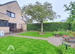<p>Deze aangename woning verwelkomt u via een verzorgde inkomhal met gastentoilet. De ruime en lichtrijke leefruimte geniet van een aangename verbinding met de keuken en de inpandige garage.</p>
<p>Via de leefruimte bereikt u het gezellige terras en de onderhoudsvriendelijke tuin, een ideale plek om in alle rust te genieten van het buitenleven.</p>
<p>Op de eerste verdieping bevinden zich drie ruime slaapkamers en een volledig uitgeruste badkamer met inloopdouche, ligbad, dubbele lavabo en toilet.</p>
<p>Tot slot beschikt de woning over een zolder, die heel wat extra mogelijkheden biedt als bergruimte.</p>
<p>Een praktische en comfortabele woning met mooie leefruimtes, drie slaapkamers, garage, terras en tuin. Ideaal voor mensen die op zoek zijn naar ruimte en comfort.</p>
<p>Troeven:</p>
<ul>
<li>Epc label A</li>
<li>Ruime leefruimte en kamers</li>
<li>Elektriciteit conform</li>
<li>Gezellige tuin</li>
<li>Regenwater</li>
<li>Zonnepanelen en batterij</li>
<li>Dichtbij winkels en scholen</li>
</ul>
<p>Te koop zonder makelaar via het concept van Smart Houses. Wenst u meer informatie of een bezoek? Contacteer rechtstreeks de eigenaar +32478712771</p>