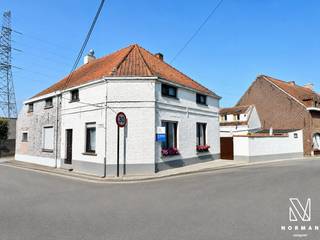 Welkom bij deze hoekwoning op een rustige landelijk ligging, maar eveneens vlakbij het centrum in Bavikhove!<br /><br />Bij het betreden van deze woning komt u binnen in de ruime inkomhal, waarbij u aansluitend de leefruimte en de uitgeruste keuken vindt.<br />Via de lichtrijke gang heeft u toegang tot de bijkeuken en kunt u de eerste, gelijkvloerse badkamer betreden, uitgerust met een douchebad en wastafel. Hier heeft u ook de mogelijkheid om uw wasmachine en droogkast te plaatsen. Naast de badkamer is er nog een apart toilet.<br /><br />Verder is er op het gelijkvloers een kelder, met voldoende bergruimte, waar u de recente condensatieketel vindt.<br /><br />Op de verdieping zijn er drie volwaardige en ruime slaapkamers, alsook een tweede badkamer, uitgerust met een douche, wastafel en toilet.<br /><br />De geïsoleerde zolder is bereikbaar via een vaste trap. Deze kan worden ingericht als vierde slaapkamer of kan worden gebruikt als extra bergruimte.<br /><br />Tot slot heeft u via het aangename terras, met doorgang naar de straat, toegang tot maar liefst twee ruime ateliers die perfect kunnen dienen als werkplaats, hobbyruimte of extra berging. Boven de ateliers zijn er nog twee extra zolderruimtes, bereikbaar via een vaste trap.<br /><br />TROEVEN:<br />+ EPC C (geen renovatieverplichting)<br />+ Elektriciteit conform<br />+ Overal centrale verwarming op gas met recente CV-ketel<br />+ Werkatelier<br />+ Landelijke ligging