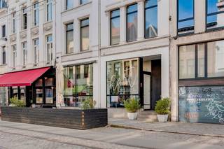 On the second floor is this apartment, located in Minderbroedersrui in Antwerp, between Sint-Paulusstraat and Lange Koepoortstraat. The location...