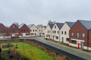 Danneels bouwt deze gesloten bebouwing in moderne stijl in hartje Zele, dicht bij het centrum en alle voorzieningen. <br /><br />De woning is gelegen in de Driesstraat en maakt deel uit van het achterliggend woonproject. Zithoek, eetkamer en keuken vormen een mooi geheel dat optimaal in verbinding staat met de tuin en het terras. Inkom, gastentoilet, bergruimte en inpandige garage zijn voorzien.<br /><br />Op de verdiepingen hebben we vier ruime slaapkamers, een complete badkamer, een apart toilet en bergruimte. <br /><br />Een geothermische warmtepomp, vloerverwarming, zonnepanelen en een ventilatiesysteem met warmterecuperatie zijn voorzien en dat is goed nieuws voor jouw energiefactuur.<br /><br />De woning kan worden aangekocht aan het verlaagd btw-tarief van 6%. Danneels werkt jouw nieuwe thuis sleutel-op-de-deur af met vaste totaalprijs en oplevertermijn.