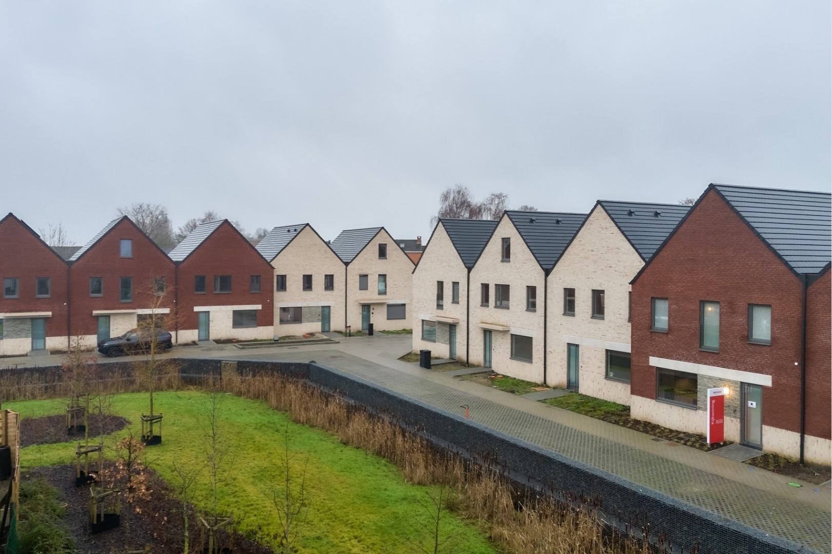 Ruime gezinswoning met 4 slaapkamers en garage - foto 2