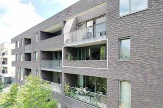 <strong>Landbergh bezoekdag: kom dit appartement ontdekken tijdens het bezoekmoment op donderdag 1 oktober tussen 16u en 18.30u. (enkel op afspraak)</strong><br /><br />Dit appartement is gesitueerd op de tweede verdieping van residentie De Ghellinck te Sint-Denijs-Westrem. Het appartement geniet een bijzonder goede bereikbaarheid. Centrum Gent is alsook vlot bereikbaar met de fiets. Via de Kortrijksesteenweg bereikt u de E40 en bovendien vindt u langs deze gewestweg ook de belangrijkste winkels terug. <br /><br />Het appartement heeft een bewoonbare oppervlakte van ca. 93 m² en biedt een zonnig terras van ca. 15 m². De indeling is als volgt: via de inkomhal bereikt u de lichtrijke leef- en eetruimte met haar ruime zonneterras, gelegen aan de achterzijde van het gebouw met een uniek uitzicht op een waardevol bos. De open keuken is uitgerust met alle noodzakelijke inbouwtoestellen en heeft een eiland met extra zitgedeelte. Via de nachthal bereikt u de twee slaapkamers, het gastentoilet, de praktische berging met aansluitingen voor een wasmachine en droogkast en een badkamer met een dubbele lavabo en ligbad. In de ondergrondse verdieping is er een bijhorende autostaanplaats verplicht aan te kopen aan de prijs van 30.000 euro. <br /><br />CV op aardgas / EPC A / EK: conform / ventilatiesysteem type D<br /><br />Benieuwd naar dit appartement in Sint-Denijs-Westrem? Een vrijblijvende, persoonlijke afspraak kan via michiel@landbergh.be of 09 278 78 79