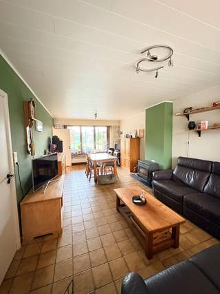 <p>Gerenoveerde woning met 3 slaapkamers, in centrum van Essen nabij de dorpskern</p><p>Gelegen in het centrum van Essen nabij school, winkels en openbaar vervoer.<br />Recent gerenoveerde woning (sinds 2023), instapklaar</p><p>De woning bestaat uit:<br />Benedenverdieping: leefruimte (27.5m²) met voor en achter grote ramen met rolluiken en zicht op de tuin, kelder onder de trap<br />nieuwe keuken (6,50m²) garage(14.5m²), wasplaats (9,5m²) hal, wc<br />Bovenverdieping: 3 slaapkamers (11,50m², 15.5m², 6.5m²) en badkamer<br />Ruime zolder met mogelijkheid om kamers van te maken.</p><p>De keuken is uitgerust met een inductievuur, oven en een vaatwasser.</p><p>De zuid geöriënteerde tuin is volledig afgesloten en voorzien van een houten tuinberging.</p><p>Verwarming : stookolie<br />Warm water: gas</p><p>Extra's:<br />- Volledig gerenoveerd in 2023<br />- Energiezuinige woning: 278kWh/m² jaar (EPC C)<br />- Volledig omheinde tuin met toegang tot garage en een groot terras van ca. 20m²<br />- Elektrische installatie is conform<br />- Rolluiken beneden en op de verdieping aan de zuidkant<br />- Verwarming beneden en boven<br />- Kelder<br />- Ruime zolder<br />- Kleine bergzolder in de garage</p>