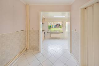 <p>Gelegen in de rustige en kindvriendelijke Jan Willemstraat te Blaasveld bieden we u deze halfopen woning aan met een groene tuin en garage met elektrische poort, een unieke kans voor wie een woning volledig naar eigen smaak wil inrichten.</p>
<p>De indeling is functioneel en doordacht. Via de inkomhal bereikt u de lichte woonkamer, een keuken met zicht op de tuin en een apart gastentoilet. De trap leidt u naar de eerste verdieping, waar drie volwaardige slaapkamers en een badkamer met douche-bad op u wachten. Daarnaast biedt de zolder een extra ruimte met mogelijkheid tot inrichting.</p>
<p>De aangename tuin vormt een ideale plek om te ontspannen en te genieten van het buitenleven, perfect voor gezinnen en tuinliefhebbers. De aanpalende garage met elektrische poort zorgt bovendien voor extra comfort en praktische bergruimte.</p>
<p>De woning is gelegen in een rustige straat, met onder andere een kleuterschool op wandelafstand, wat deze locatie bijzonder aantrekkelijk maakt voor gezinnen die op zoek zijn naar een veilige en aangename woonomgeving.<br /><br />Tot slot vormt de vernieuwde gascondensatieketel alvast een mooie eerste stap in de modernisering van deze woning.<br /><br />Meer info en documenten vindt u op www.malines-group.be</p>