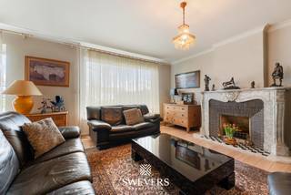 Interesse? Meer informatie op www.SWEVERS.be. - De woning aan de Boerenkrijgsingel 88 in Hasselt is een halfopen bebouwing uit 1966 met een bewoonbare oppervlakte van 209 m². Gelegen in een rustige straat, biedt ze een uitstekende bereikbaarheid en alle voorzieningen binnen handbereik. De woning heeft een ruime leefruimte (41 m²), een eetkamer van 19 m², een keuken van 12 m² en vier slaapkamers (12–20 m²), naast een badkamer, kelder (15 m² + kruipkelder) en een zolder met extra mogelijkheden. Met renovatie kan deze woning volledig naar eigen smaak worden ingericht.<br /><br />Het perceel van 4a12ca is zuidwest-georiënteerd, met een zonnige tuin en ruime parkeermogelijkheden. De ligging is centraal: op korte afstand van snelwegen, scholen, openbaar vervoer, winkels en horeca, terwijl de straat rustig blijft. Extra troeven zijn de in 2020 vernieuwde gasketel en de praktische indeling, waardoor de woning ideaal is voor gezinnen of wie een vrij beroep wil uitoefenen. <br /><br />Dit pand is onderworpen aan de renovatieverplichting van de Vlaamse overheid voor residentiële gebouwen (behoudens bij sloop binnen 5 jaar na de aankoop). Consulteer voor meer informatie de website van het Vlaams Energie- en Klimaatagentschap via https://www.vlaanderen.be/een-huis-of-appartement-kopen/renovatieverplichting-voor-residentiele-gebouwen.<br /><br />Bel ons vandaag nog voor een persoonlijke rondleiding. Wij van Swevers Real Estate helpen je maar al te graag verder. tel. 011 255 155. Bron bewoonbare oppervlakte: EPC-verslag.