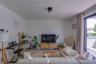 Dit mooi gelijkvloersappartement is gelegen aan de achterkant van deze residentie, gericht naar de tuin. Het beschikt over een groot terras...
