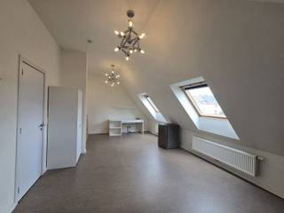 <p><strong><span>VOOR DE SNELLE BESLISSERS!</span><br /><span>ACADEMIEJAAR 2026-2027</span></strong></p>
<p>Op zoek naar een moderne en comfortabele studentenkamer op een toplocatie? Deze volledig gemeubelde studentenkamer in het prestigieuze studentenproject Campus Vital is onmiddellijk beschikbaar.<br /><br />De kamer bevindt zich op de tweede verdieping en is instapklaar. Ze is uitgerust met een bed, bureau, koelkast en ruime kleerkast. Ook verlichting en gordijnen zijn reeds voorzien, zodat je meteen zorgeloos kan intrekken.<br /><br /><br />Daarnaast kunnen bewoners gebruikmaken van een ruime, aangename gemeenschappelijke keuken, voorzien van meerdere kookvuren, eettafels en een gezellige tv-hoek. Het gebouw beschikt bovendien over een binnenkoer en een overdekte fietsenstalling aan de achterzijde.<br /><br /><br />Een ideale uitvalsbasis voor studenten die comfort, sfeer en een kwalitatieve woonomgeving willen combineren.<br /><br /><br />Huurprijs: €735/maand<br />Provisie: €80/maand (gemeenschappelijke lasten + nutsvoorzieningen)<br />Beschikbaar: onmiddellijk</p>