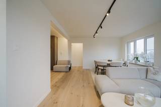 In de Groeningestraat te Harelbeke bieden we dit volledig gerenovereerde en instapklare appartement te koop aan. Een unieke combinatie van...