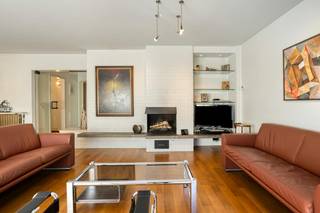 Vous recherchez un appartement lumineux et de grande qualité, prêt à emménager, offrant le confort d'une maison et le calme d'un grand jardin privé ? Cet appartement exceptionnellement spacieux situé à Bissegem, à l'aménagement pratique, combine une finition de haute qualité et une double orientation avec un emplacement idéal. Situé dans une petite résidence, vous pouvez y profiter d'une intimité optimale.<br /><br />Lorsque vous entrez dans l'appartement, vous entrez dans le hall d'entrée spacieux, équipé d'un vestiaire intégré pratique et de toilettes séparées. L'espace de vie constitue le cœur de la maison : un parquet attrayant, une cheminée confortable et une belle lumière naturelle créent une atmosphère chaleureuse et accueillante. <br /><br />L'espace de vie se connecte parfaitement à la salle à manger séparée. Tous les salons et salles à manger ont été récemment entièrement peints.<br /><br />L'appartement a été entièrement rénové en 2020 dans un souci de qualité et de confort contemporain :<br />- Nouvelle cuisine : entièrement équipée avec tous les appareils encastrés de qualité nécessaires (réfrigérateur, congélateur, lave-vaisselle). Il y a suffisamment d'espace pour un coin petit-déjeuner confortable, où vous avez un accès direct au balcon orienté au sud.<br />- Nouvelle salle de bain : finition moderne et équipée d'une douche à l'italienne<br /><br />Par le couloir central, vous pouvez accéder à la zone nuit avec trois chambres à coucher à part entière, dont deux sont équipées de placards intégrés pratiques sur toute la largeur. Toutes les chambres offrent une vue relaxante sur le jardin. De plus, toutes les fenêtres sont équipées de volets et/ou de rideaux.<br /><br />L'atout absolu de ce bâtiment est son vaste jardin privé. Cette oasis de verdure n'est accessible qu'à l'occupant de cet appartement (à la fois par l'appartement lui-même et par les parties communes). Ici, vous pourrez profiter du soleil et du plein air en toute tranquillité et avoir la possibilité de disposer d'un pavillon de jardin orienté au sud.<br /><br />À l'intérieur de l'appartement, il y a un débarras intérieur séparé avec une connexion pour le lave-linge et le sèche-linge (eau de pluie disponible). De plus, vous disposez d'une pièce de rangement supplémentaire facilement accessible au rez-de-chaussée.<br /><br />Cet appartement comprend un garage fermé avec portail automatique au prix fixe de 25 000 euros.<br /><br />L'installation électrique est entièrement conforme à l'acte des propriétaires actuels.<br /><br />Une visite vous intéresse ? N'hésitez pas à contacter Michelle au 0493 25 46 81<br /><br />Registre des mesures: non