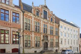 Achter een statige en beschermde gevel, zijn wij vereerd, dit herenhuis, beter bekend als Het Huis Van Ranst, gelegen aan de Wolmarkt,...