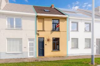 Mobiscore: 9,3! Een super gezellige woning met drie slaapkamers en zonneterras op enkele stappen van de Smedenpoort, station, 't Zand, scholen, speeltuin,... Achteraan heeft men het zicht op de groene Vesten, vooraan komt men buiten en is er een gezellig pleintje met speeltuin, bakker en slager. Indeling: inkom, toilet, leefruimte met zit-en eetplaats, open en ingerichte keuken en terras. Eerste verdieping: slaapkamer, dressing en badkamer. Tweede verdieping: 2 slaapkamers en zolder. De woning heeft o.a. goedgekeurde elektriciteit, c.v. op gas, dubbele beglazing, open en ingerichte keuken met SMEG fornuis, parket, badkamer boven met ligbad en extra toilet, gezellig zonneterras, ... Uiterst goed gelegen nabij centrum Brugge en uitvalswegen (zonder wachten voor bruggen). EPC: 277 kWh/m², label C. Asbestveilig! Woning is momenteel verhuurd aan 950/maand, conformiteitsattest verhuur aanwezig, huur ook opzegbaar indien je er zelf wil komen wonen. Ideale investering! Een mega gezellige, leuke woning op één van de beste locaties te Brugge! Voor vrijblijvende info bel: 0495/70.00.05.