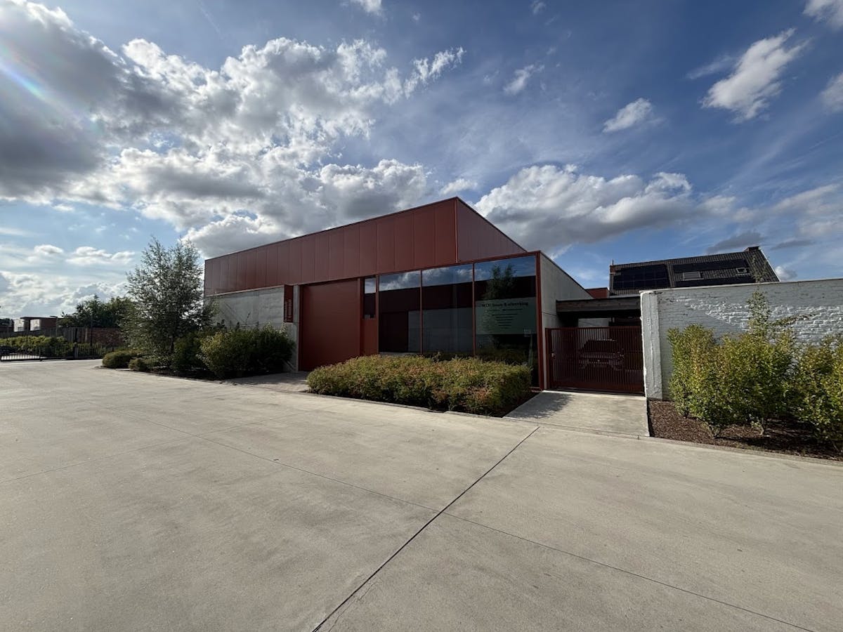 Nieuwbouwmagazijn met veel lichtinval te huur in Kortrijk - foto 4