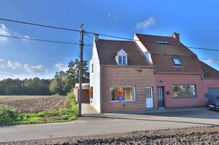 Charmant gelegen te renoveren woning met tuin nabij de Leieboorden.Op een rustige ligging in de Pontestraat in Marke, nabij de Leieboorden, wacht...