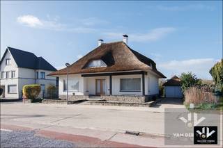 <span><u><strong>Stijlvol gerenoveerde gezinswoning met veel natuurlijke lichtinval en riante leefruimtes! </strong></u><br /><br /><u><strong>Troeven</strong></u></span>
<ul>
	<li><strong>Toplocatie </strong>nabij centrum Kortessem en vlotte verbindingen</li>
	<li>Verrassend <strong>ruime </strong>woning met indrukwekkende inkomhal</li>
	<li>Linkse deel gelijkvloers ideaal voor <strong>praktijk </strong>of om te vormen tot <strong>gelijkvloers wonen</strong></li>
	<li><strong>5 slaapkamers </strong>met veel indelingsmogelijkheden</li>
	<li>Gezellige, volledig omheinde <strong>tuin </strong>met terras</li>
	<li>EPC label E doch eenvoudig te verbeteren naar een <strong>EPC label D</strong> (Warmtepomp/airco in de leefruimte). Simulaties op aanvraag.</li>
	<li>EPC label E doch eenvoudig te verbeteren naar een <strong>EPC label C</strong> (Condensatieketel). Simulaties op aanvraag.</li>
	<li>EPC label E doch eenvoudig te verbeteren naar een <strong>EPC label B</strong> (Condensatieketel, ramen en spouwmuurisolatie). Simulaties op aanvraag.</li>
	<li><strong>Elektriciteit conform</strong></li>
	<li>Zeer <strong>grote kelder</strong> met meerdere functionele ruimtes</li>
	<li><strong>Vrijstaande garage </strong>in dezelfde stijl als de woning<br /><span>​​​​​</span></li>
</ul>
<strong>Locatie - </strong><span>Stijlvolle woning vlak aan het centrum van Kortessem, deelgemeente van onze Limburgse hoofdstad Hasselt, en met een vlotte bereikbaarheid vanuit de omliggende steden Tongeren-Borgloon, Diepenbeek, Alken, Wellen en Bilzen-Hoeselt. Ook de op- en afrit van de E313 autosnelweg, zowel in Hasselt als in Diepenbeek, liggen op slechts enkele minuten rijden. Het sportcomplex "De Weyers" ligt op een steenworp van de woning vandaan en ook de prachtige routes van het Haspengouws fiets- en wandelroutenetwerk zijn goed vertegenwoordigd in het gezellige Kortessem.</span><br /><br /><strong><span>Indeling</span></strong><span> - Verrassend ruime woning die we betreden via de centrale, indrukwekkende inkomhal. Van hieruit kunnen we naar de riante woonkamer die naadloos overgaat in de landelijke, goed uitgeruste keuken. Van hieruit heb je een mooi uitzicht op de volledig omheinde achtertuin en het gezellige terras.<br />Verder op de gelijkvloerse verdieping is er nog een aparte zitruimte, een bureel, een toilet en een praktische bijkeuken.<br /><br />Kenmerkend doorheen de gehele woning is het gebruik van natuurlijke materialen gecombineerd met veel lichtinval, wat resulteert in een aangename woonbeleving in deze karaktervolle eigendom.</span><br /><br /><span>Via de stijlvolle trap komen we op de eerste verdieping met maar liefst 5 slaapkamers (waarvan 1 in gebruik als dressing) en een badkamer met toilet, inloopdouche en wastafel. Mogelijkheden genoeg op deze verdieping om hier een extra dressing, hobby- of speelkamer in te richten.</span><br /><br /><span>Vanuit de nachthal, via een uitschuifbare trap, kom je op de zolder. De zoldervloer werd al geïsoleerd. </span><br /><br /><span>Kers op de taart is de zeer ruime kelder die zich onder de gehele woning bevindt en onderverdeeld werd in diverse ruimtes met onder andere een wasplaats, werkplaats en de technische installatie van de woning.</span><br /><br /><span>Tenslotte is er nog de vrijstaande garage, die in dezelfde stijl als de woning werd gebouwd, en waar één wagen geparkeerd kan worden en je ook nog wat extra bergruimte hebt. <br /><br />Kort gezegd is dit een instapklare woning met voldoende plek voor een groot gezin, op een locatie die zowel dagdagelijks praktisch is als een goede uitvalsbasis voor recreatie biedt. </span>