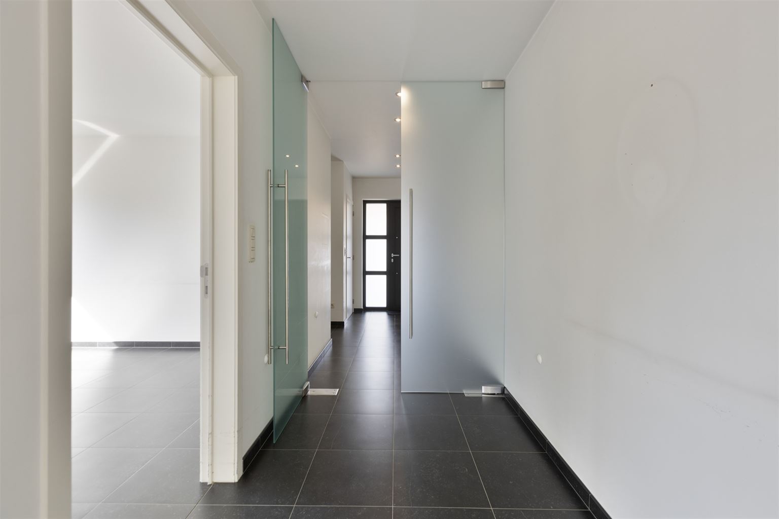 Instapklare, vrijstaande woning op 5a14ca. Voorzien van 4 slaapkamers en een inpandige garage op een rustige locatie in Kinrooi.  - foto 3