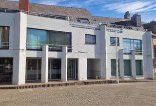 Handels- of kantoorruimte van ca. 280 m² op het gelijkvloers, gelegen op het Dorpsplein 10 in het centrum van Wellen. Voormalig bankkantoor met...