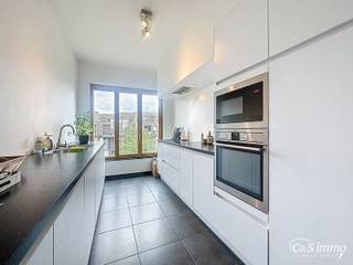 Op de tweede verdieping van de stijlvolle residentie Cadix Factory bevindt zich dit trendy appartement op een absolute toplocatie. Dankzij de...