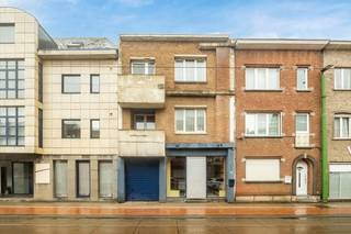 Ben je op zoek naar een zeer ruime woning met tal van mogelijkheden?Dan is deze eigendom absoluut een buitenkans voor wie graag de handen uit de...