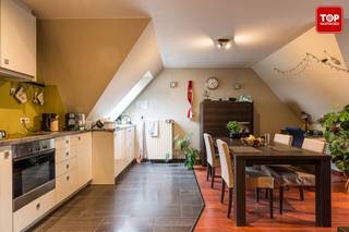 dit appartement bevindt zich op een strategische locatie dichtbij scholen, winkels, de R4 en op fietsafstand van centrum GentDe leefruimte en keuken...