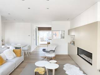 Deze prachtige en recent gebouwde woning is gelegen in het centrum van "het Oude Knokke".<br /><br />Indeling: inkomhall met toilet en vestiaire, erg ruime garage met automatische poort voor 2 wagens, fietsen, en dergelijke, ruime wasplaats, slaapkamer op het gelijkvloers of erg ruim bureel. Op de eerste verdieping bevindt zich de ruime woonkamer met gashaard en parket, eetplaats en mooie ingerichte keuken met aansluitend zonneterras, gastentoilet. Op de tweede verdieping bevinden er zich nog 2 ruime slaapkamers en een luxe badkamer met inloopdouche. Op de zolderverdieping bevindt zich nog een extra slaapkamer, deze ruimte kan tevens als dressing gebruikt worden. Kwalitatieve materialen en mooi design.<br /><br />Heeft u interesse? Contacteer ons via 050 60 60 78 of info@immonano.be. Vrij vanaf 01/09/2026.