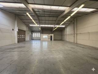 Op centrale ligging in Moorslede staat deze recente loods te huur van ca. 300 m².Specificaties:- gepolierde betonvloer- geïsoleerd-...