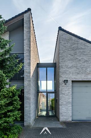 Deze eigentijdse en energiezuinige villa biedt topcomfort op een zuidwestelijk georiënteerd perceel van 1.521 m². Met een vloeroppervlakte van 450...