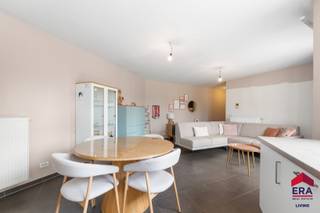 <p><strong>Ben je op zoek naar een instapklaar appartement met 2 slaapkamers, terras en garage op een toplocatie? Zo gevonden!</strong></p>

<p>In een residentiële en groene omgeving, op wandelafstand van het centrum en nabij het treinstation, vind je dit verzorgde en instapklare appartement met een bewoonbare oppervlakte van 80 m². Dankzij de centrale ligging geniet je van een uitstekende bereikbaarheid, terwijl je toch in alle rust kan wonen. Het appartement beschikt over een energiezuinig EPC-label A en wordt individueel verwarmd op aardgas via een gasketel. De PVC-ramen, parlofoon en conforme elektriciteit zorgen voor een aangenaam wooncomfort. </p>

<p>Je betreedt het appartement via de inkomhal met vestiaire en ingemaakte kasten. De lichtrijke leefruimte sluit aan op de eetkamer en de volledig uitgeruste keuken, die voorzien is van een inductiekookplaat, combi-oven, dampkap, koelkast met diepvries, spoelbak en vaatwasser. Verder is er een praktische berging met aansluitingen voor wasmachine en droogkast. Het appartement telt twee slaapkamers, waarvan één met dressing en ingemaakte kasten. De badkamer is uitgerust met een douche, dubbele wastafel en toilet. Daarnaast is er nog een apart gastentoilet aanwezig.</p>

<p>Als extra troef beschikt deze eigendom over een terras waar je heerlijk kan genieten van de buitenlucht én een private garage met automatische sectionaalpoort en elektriciteitsvoorziening.</p>

<p>Ben je op zoek naar een energiezuinig, instapklaar appartement met twee slaapkamers, garage en een uitstekende ligging? Dan is dit zonder twijfel een bezoek waard!</p>