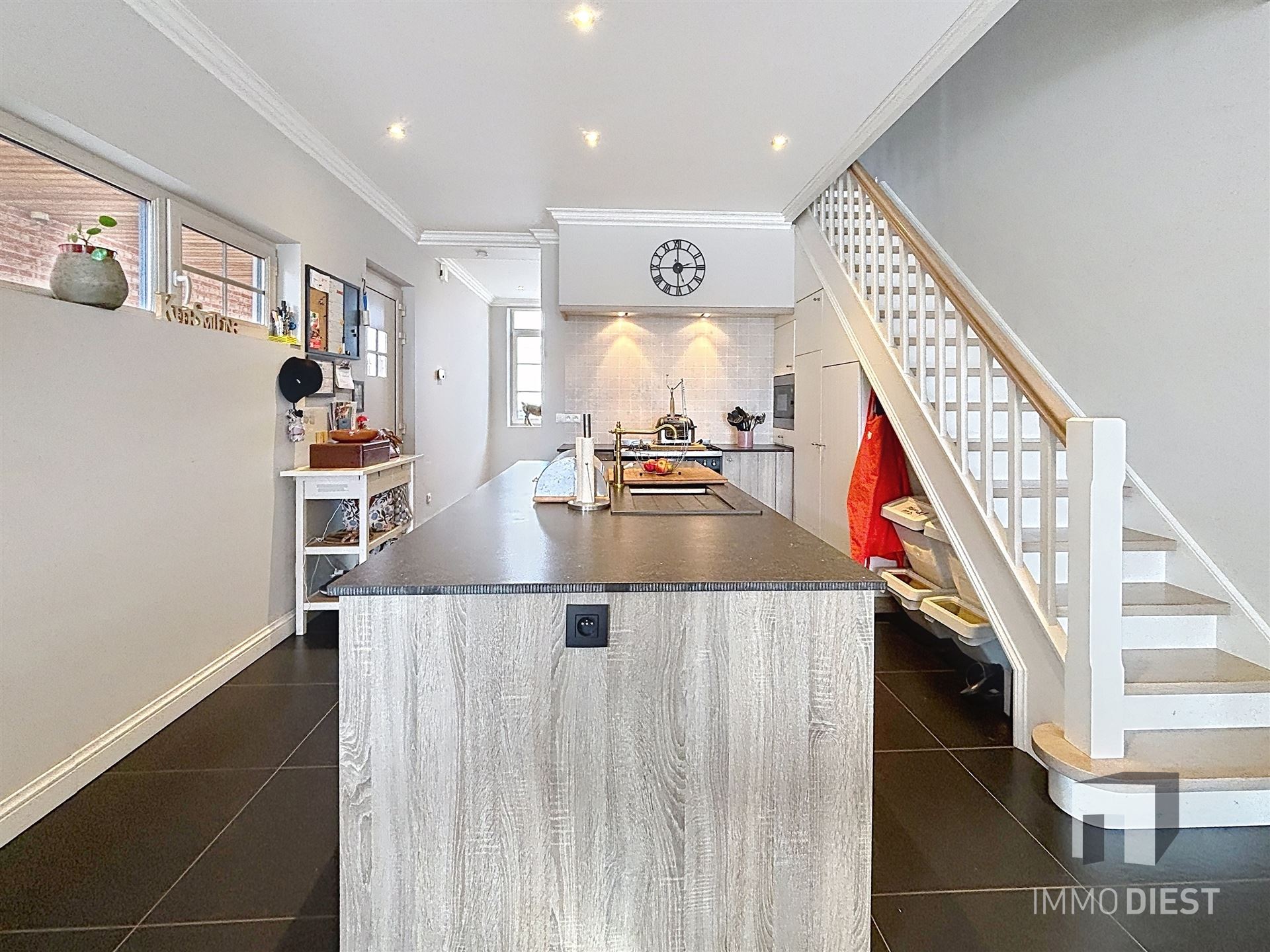 Charmante, instapklare gezinswoning met 3 ruime slaapkamers op 8a 52ca. - foto 4