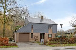 <p>Cette charmante villa située à Dilbeek se trouve dans un environnement résidentiel paisible, idéal pour une vie de famille confortable et sereine. En entrant dans la maison, vous êtes accueilli par un hall spacieux qui donne accès à un séjour lumineux ainsi qu’à une cuisine entièrement équipée. </p><p></p><p>Le séjour bénéficie d’une belle luminosité naturelle et constitue un espace de vie central agréable et convivial. Il s’ouvre directement sur le jardin joliment aménagé et bien entretenu, ainsi que sur une véranda fermée qui permet de profiter de l’extérieur en toute saison. Le rez-de-chaussée comprend également une buanderie fonctionnelle et un WC séparé, offrant un confort quotidien supplémentaire. </p><p></p><p>À l’étage, la maison dispose de quatre chambres spacieuses, toutes équipées de placards intégrés, garantissant de nombreux espaces de rangement. Vous y trouverez également une salle de bains, une salle de douche séparée ainsi qu’un second WC. </p><p></p><p>La propriété comprend deux grandes caves offrant de multiples possibilités de rangement ou d’aménagement ainsi qu’un garage pratique. L’ensemble est complété par un jardin agréable offrant calme et intimité. Avec un EPC de 318 kWh/m², label D, et une installation électrique non conforme, certains travaux sont à prévoir. </p><p></p><p>Cette villa représente une belle opportunité pour ceux qui recherchent une habitation spacieuse dans un cadre calme et verdoyant à Dilbeek.</p>
