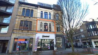 <p><span>Instapklaar appt met ruime slpk en bureel op leuke locatie nabij het Harmoniepark</span></p><p><span> </span></p><p><span>Ontdek dit super leuk appartement in een karaktervol gebouw en kleine residentie met weinig gemeenschappelijke kosten.</span></p><p><span>Het appartement is gelegen op de 1ste verdieping en bestaat uit een inkomhal, een ruime leefruimte met open keuken en prachtig lichtinval dankzij de grote hoge ramen en hoge plafonds. via de hal bereiken we een bureel (3x3m), een ruime (+/- 20 m²) slaapkamer en de moderne douchekamer met wc en lavabo. Tenslotte is er nog een aparte berging achter de slaapkamer en een privatieve kelder. Het appartement werd volledig gerenoveerd in 2018 en beschikt over o.a. nieuwe dubbele beglazing, vernieuwde elektriciteit, overal massieve eiken parket, een volledig geïnstalleerde keuken met ingebouwde toestellen en nog veel meer. Contacteer ons voor meer info of een bezoek VIA03 400 43 23</span></p><p><span> </span></p><p><span>+ Ideaal gelegen nabij centrum, openbaar vervoer, winkels en het Harmoniepark</span></p><p><span>+ Karaktervol gebouw</span></p><p><span>+ kleine residentie / lage alg. kosten</span></p><p><span>+ Ruime volumes</span></p><p><span>+ Tijdloos gerenoveerd</span></p><p><span>+ 2 slpks of slpk + bureel</span></p><p><span>+ Kelder</span></p>