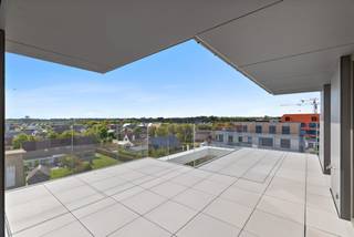 Dit uitzonderlijk ruime duplexappartement maakt deel uit van Sailors’ Park, Villa Linnet, een hoogwaardig nieuwbouwproject tussen Nieuwpoort-Bad en Nieuwpoort-Stad.<br />Met 181,49 m² bewoonbare oppervlakte, maar liefst 65,37 m² terrassen en een aangename zuidelijke oriëntatie biedt dit appartement een bijzonder comfortabele woonbeleving aan de kust.<br /><br />Op de derde verdieping beschikt het appartement over een ruime inkomhal met afzonderlijk toilet en berging, een slaapkamer met eigen badkamer en terras en een open, volledig ingerichte keuken die aansluit op de ruime leefruimte. Vanuit de leefruimte is er directe toegang tot het zuidgerichte terras.<br />De bovenverdieping omvat een nachthal, drie bijkomende slaapkamers, een tweede badkamer, afzonderlijk toilet en meerdere terrassen aan de voor- en achterzijde. De doordachte indeling zorgt voor een aangename scheiding tussen de leef- en slaapruimtes.<br /><br />Een extra troef is de terrasberging van 4,81 m².<br /><br />Als bewoner geniet u van een uitgebreide gemeenschappelijke recreatiezone met onder meer een verwarmd buitenzwembad, plonsbad, petanque- en volleybalvelden.<br />Daarnaast zijn er een gemeenschappelijk wassalon, sanitaire voorzieningen en fietsenberging.<br /><br />Het ondergrondse complex beschikt over garageboxen, autostaanplaatsen en kelderbergingen.<br />Zonnepanelen voorzien de gemeenschappelijke delen van energie.<br /><br />Een unieke combinatie van ruimte, buitenleven en resortgevoel aan de Belgische kust.<br /><br />Registratierechten (12%) op de grondwaarde<br />BTW (6% of 21%)<br />Interesse? Contacteer ons vrijblijvend voor meer informatie of een bezoek.