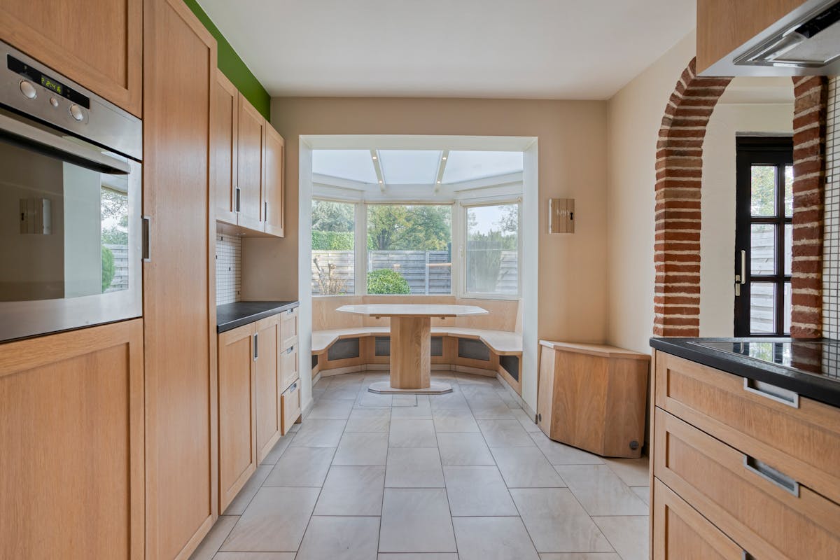 Huis met 2-3 slaapkamers, garage en loods (180m²) in Assebroek - foto 5