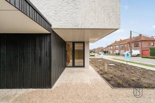 Kwalitatieve energiezuinige NIEUWBOUW, gebouwd met TOPmaterialen, en voorzien van de laatste technieken. Zeer rustige ligging, doch genietend van...