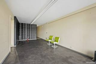 Dit opbrengsteigendom heeft u een unieke kans voor wie op zoek is naar een rendabele investering of woonst met verhuurmogelijkheden. Dankzij de centrale ligging op de Noorderlaan bevinden winkels, openbaar vervoer en belangrijke invalswegen zich op wandelafstand.<br /><br />Het gebouw bestaat uit 2 appartementen en 2 handelsruimtes (telkens met zijn privatieve inkomhal en eigen tellers).<br /><br />Elk <u>appartement (99m² en 141m²) </u>heeft een aparte inkomhal, woonkamer - salon met keuken, hall, 2 slaapkamers badkamer alsook een terras vooraan. Dubbel glas.<br /><br />De handelsruimtes (162m² en 166m²) hebben een gemeenschappelijke oppervlakte van 360m² en hebben 2 winkelruimtes en telkens een achterliggend magazijn. Tussen beide panden is een doorrit/parkeerplaats.<br /><br />Troeven?<br /><br />+ Commerciële ligging;<br />+ Beide appartementen zijn verhuurd;<br />+ Diverse mogelijkheden;<br />+ Individuele meters elektriciteit en water;<br />+ Overal dubbel glas.<br /><br />EPC 543kWh/m² UC3590508<br />EPC 595kWh/m² UC3590518<br />Label E UC3590556<br />Label E UC3590562<br /><br />Vg – Wg – Gmo – Gvkr – Gvv<br /><br />Benieuwd naar dit pand of een andere eigendom? www.coventa.be – 051 222 051