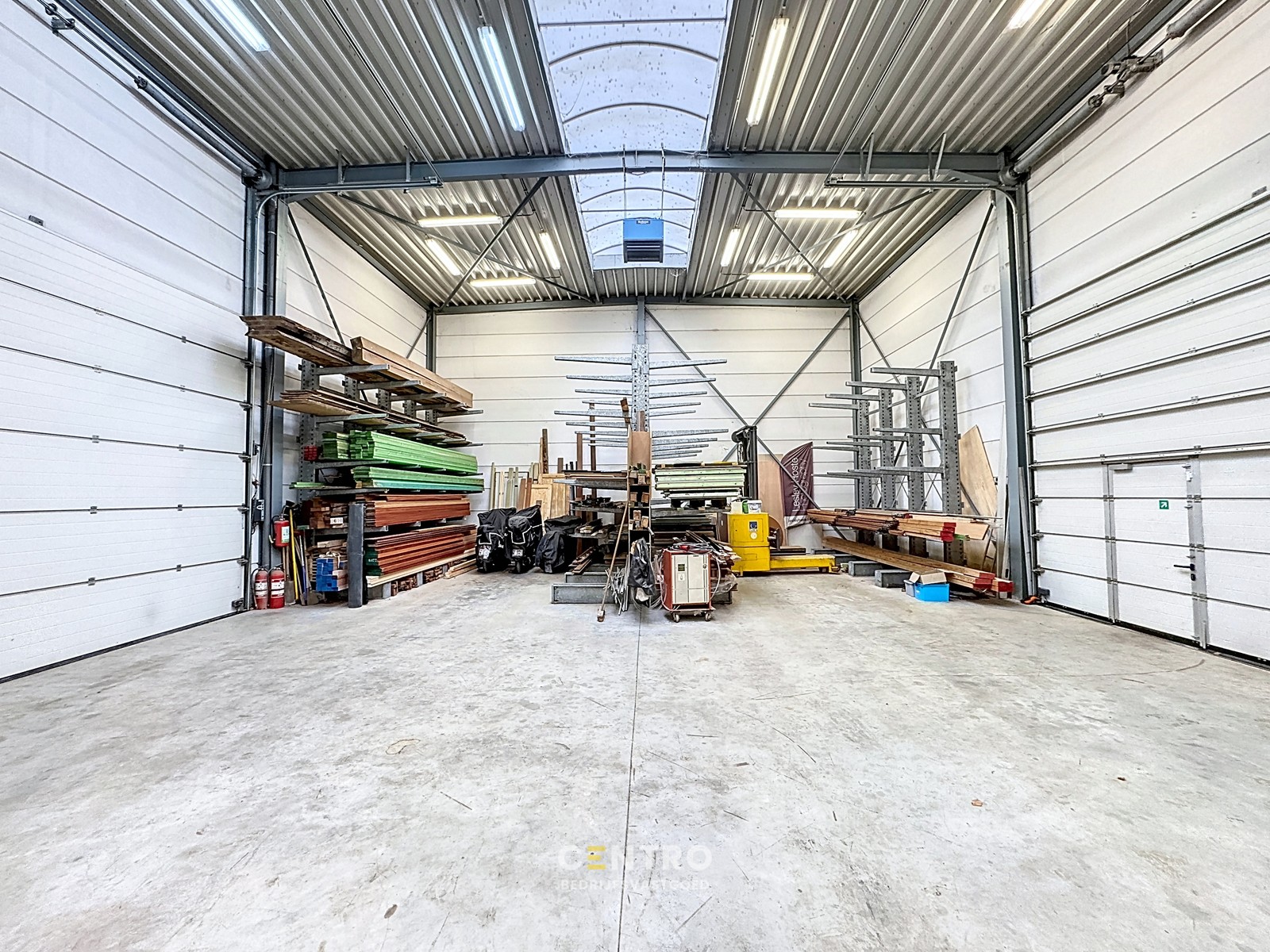 Prachtig BEDRIJFSPAND, bestaande uit MAGAZIJN (576m2 + tussenverdieping), BURELEN en instapklare, alleenstaande WONING. Op ambachtelijke zone te Aalter. - foto 4