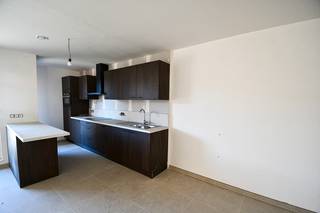 Dit lichtrijk appartement heeft een oppervlakte van 77 m² en beschikt over 2 slaapkamers.<br /><br />Het appartement is voorzien van een mooie afwerking, heeft een mooie energiezuinigheid en is instapklaar.<br /><br />Indeling:<br />inkom, toilet, badkamer, 2 slaapkamers, open woonkamer met keuken, technische ruimte en balkon.<br /><br />Verder is er een gemeenschappelijke vuilnis- en fietsenberging aanwezig in het gebouw.<br /><br />Huurprijs: 840 Euro + 55 Euro provisie per maand.<br /><br />Het appartement is onmiddellijk beschikbaar.<br /><br />Voor een bezoek kan u contact opnemen via quinten@qubic-vastgoed.be 