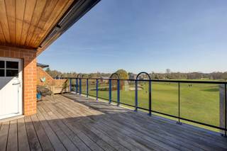 Op een uitzonderlijke ligging aan de Miksebaan, aan de golf van Brasschaat, ontdek je deze verhuurder lichtrijke duplex (V3 + V4) van maar...
