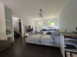 Deze zonnige, praktisch ingedeelde woning combineert perfect comfort en gezelligheid. Ze is bovendien ideaal gelegen voor wie houdt van natuur en sport maar ook wel goede bereikbaarheid van centrumfuncties apprecieert. De met kwaliteitsvolle materialen afgewerkte woning werd opgeleverd in 2016 en beschikt gelijkvloers over hall met gastentoilet, toegang naar ruime woonkamer met open keuken, aanpalend ruime bergplaats die ook toegang geeft naar de, naast de woning gelegen, garage met automatische sectionaal poort en deur naar tuin.  Via een schuifraam in de woonkamer betreden we het ruime terras en de grote zonnige tuin. Een met natuursteen beklede brede trap leidt ons naar de eerste verdieping met nachthal, 2 ruime slaapkamers (15.33 en 14m²) met parketvloer, badkamer en apart toilet. Op de tweede verdieping vinden we een nachthal, 2 slaapkamers van 11.28 en 10.50m² met parketvloer en extra bergplaats. Recent geplaatste zonnepanelen aanwezig, centrale verwarming d.m.v. hoogrendements gaswandketel die in de garage hangt. Energiezuinig label B 112 kWh/m². Totale oppervlakte perceel 586m². Beschikbaar bij akte. Voor meer informatie of een plaatsbezoek kan u terecht op ann@batimmo-vastgoed.be of telefonisch op 0473/45.77.37