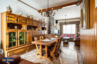 Bent u op zoek naar een volledig te vernieuwen woonst met een zéér ruime garage?<br />Dan is deze rustig gelegen ééngezinswoning met servitudeweg achteraan ongetwijfeld iets voor u!<br /><br />Via de gang komt u rechts vooraan in de leefruimte met aanpalend de eetkeuken.<br />Achteraan in de gang bevindt zich de deur naar de kelder.<br />De ingerichte badkamer met lavabomeubel, douche, toilet en aansluiting wasmachine &amp; droogkast is achter de keuken gelegen.<br />Een afzonderlijke bergruimte is te bereiken via het padje buiten naar de tuin.<br />De tuin is naar het oosten gericht en de garage achteraan heeft een extra parkeerplaats ervoor.<br />Op de eerste verdieping zijn er twee slaapkamers.<br />De zolder is bereikbaar via een luik aan de hand van een ladder.<br /><br />Er wordt verwarmd aan de hand van gaskachels én de beglazing is (groten)deels enkel in houten en deels dubbel in PVC-ramen.<br />Dit pand is onderhevig aan de renovatieverplichting die door de Vlaamse overheid wordt opgelegd voor residentiële gebouwen. <br />Voor meer informatie hieromtrent: https://www.vlaanderen.be/een-woning-kopen/renovatieverplichting-voor-residentiele-gebouwen<br /><br />Neemt u gerust contact op met ons kantoor om een plaatsbezoek in te plannen!