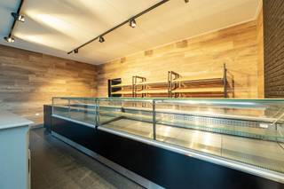 Deze opbrengsteigendom is gelegen aan het Lode Peetersplantsoen in Turnhout, een goed bereikbare locatie in een kleinschalige winkelomgeving met ruime parkeermogelijkheden voor de deur. De combinatie van passage, zichtbaarheid en nabijheid van voorzieningen maakt dit een aantrekkelijke ligging voor zowel handelsactiviteit als residentiële verhuur.<br /><br />Het pand heeft een totale bewoonbare oppervlakte van ca. 386 m² en bestaat uit een handelsgelijkvloers en twee volwaardige appartementen. Op het gelijkvloers bevindt zich een recent gerenoveerde winkelruimte van ca. 30 m² die uitgeeft op een groot magazijn of werkhal van maar liefst 200 m², ideaal voor stockage of ateliergebruik. Daarnaast is er een kelder die extra bergruimte biedt. Achteraan het gelijkvloers bevindt zich een grote garagepoort die vlotte toegang mogelijk maakt. Op de eerste verdieping ligt het eerste appartement met twee slaapkamers, een lichte leefruimte, keuken en badkamer. De tweede verdieping herbergt een gelijkaardig appartement met dezelfde indeling en oppervlakte. Parkeren is geen issue dankzij de ruime parkeergelegenheid voor het pand.<br /><br />Het handelsgelijkvloers beschikt over een EPC-label C en beide appartementen hebben een gunstig EPC-label B. Er is geen renovatieverplichting van toepassing.<br /><br />Troeven:<br />- Goede zichtbaarheid en bereikbaarheid<br />- Ruime magazijn- en opslagmogelijkheden<br />- Voldoende parkeergelegenheid<br />- Gunstige EPC-scores zonder renovatieverplichting