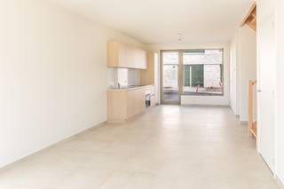 Je betreedt de woning via de inkomhal met gastentoilet. Aansluitend bevindt zich de lichtrijke leefruimte met een volledig geïnstalleerde...