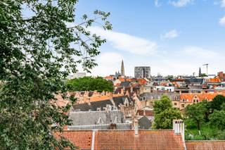 <p><span>Op een uitstekende locatie aan de Italiëlei 98 bevindt zich deze aangename studio met een schitterend uitzicht over Antwerpen. Dankzij de grote raampartijen baadt de leefruimte de hele dag in natuurlijk licht, wat zorgt voor een ruimtelijk en aangenaam woongevoel.</span></p>
<p><span>De studio straalt warmte uit dankzij de mooie houten parketvloer en beschikt over een praktische halfopen keuken die naadloos aansluit op de leefruimte. De doordachte indeling benut de beschikbare ruimte optimaal en creëert een comfortabele woonomgeving.</span></p>
<p><span>Met winkels, restaurants, openbaar vervoer en het historische stadscentrum op wandelafstand geniet u van een topligging in het bruisende hart van Antwerpen. Tegelijk komt u thuis in een oase van licht, rust en een prachtig panoramisch uitzicht over de stad.</span></p>
<p><span><strong>Troeven<br /><br /></strong>- Gunstig EPC<br />- AREI = conform<br />- Veel licht <br />- Prachtig uitzicht over Antwerpen<br />- Ideaal als investering of eerste woning<br />- Gemeenschappelijke fietsenstalling<br />- Kelderberging<br /><br /><strong></strong>Attesten (EPC, asbest, EK) zijn beschikbaar via onze website: https://jamar.immo/<br /><br />Vg, Wg, Gvkr, Gmo, Gvv, geen overstromingsgevoelig gebied, geen worg<br /></span></p>