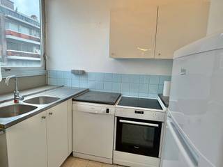 <p>Dit prachtige appartement van 58m² is ideaal gelegen op de derde verdieping van een gebouw in Ukkel, op een steenworp van het Terkamerenbos en Winston Churchill. Het biedt een inkomhal met vestiaire, lichtrijke woonkamer, keuken, badkamer (wastafel, bad met douchescherm en wasmachine) en een aparte slaapkamer. Provisie kosten: €250/maand (gemeenschappelijke delen, verwarming en warm/koud water). EPC: D. Onmiddellijk beschikbaar. U zult genieten van de locatie en de natuurlijke lichtinval! Absoluut een bezichtiging waard.</p>
<p> </p>