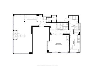 <p>Op een absolute toplocatie in Oostende, gelegen op een opvallende hoekligging met maximale visibiliteit, bevindt zich deze veelzijdige COMMERCIËLE HANDELSRUIMTE van maar liefst 140 m². Het pand beschikt over een VERGUND TERRAS en wordt momenteel uitgebaat als een gekend restaurant met een trouw en gevestigd cliënteel.</p><p> </p><p>Dankzij de uitzonderlijke ligging in een levendige en toeristische omgeving geniet deze eigendom van een constante passage van bewoners, bezoekers en toeristen. Dit maakt het pand uitermate geschikt voor ondernemers die hun zaak willen vestigen op een strategische locatie met uitstekende commerciële uitstraling en bereikbaarheid.</p><p> </p><p>De handelsruimte biedt tal van mogelijkheden, zowel voor horeca-uitbating als voor andere commerciële activiteiten. Met een potentieel van ongeveer 70 zitplaatsen vormt dit pand een uitstekende opportuniteit voor wie op zoek is naar een rendabele investering of een succesvolle uitvalsbasis voor een eigen onderneming.</p><p> </p><p>Extra troeven:<br />• Kelderruimte van ca. 27 m²<br />• Vitrine van ca. 14 meter<br />• Airconditioning<br />• Koer<br />• Dubbele beglazing<br />• Uitstekende bereikbaarheid<br />• Mobi-score: 9,3/10</p><p>Een zeldzame opportuniteit voor ondernemers en investeerders die op zoek zijn naar een commerciële topligging in één van de meest gekende stadsdelen van Oostende.</p><p> </p><p>Wenst u meer informatie of een bezoek aan deze unieke eigendom?</p><p>Contacteer Vastgoedmakelaar Lewis Lanoye (BIV 518.018)<br />📞 0456/20.04.64<br />✉️ lewis@altro-vastgoed.be</p>