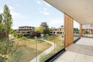 Roeselare-Rumbeke :  Wenst u stijlvol te wonen in het groen ?<br /><br />Dan is deze residentie iets voor u.  Dit populair nieuwproject vlak bij de markt van Rumbeke is gelegen in een oase van groen en rust.<br />Deze appartement geven u een uniek ruimte- en luxegevoel.<br /><br />Elk appartement kent een hoekligging en biedt dankzij grote glasgevels een panoramisch uitzicht op de prachtige privé parktuin.  Overvloedig lichtinval, hoge plafonds en ruime terrassen beiden een ongeëvenaard gevoel.<br />De afwerking is van hoge niveau, zodat jij je woonst enkel nog van een persoonlijke inrichting hoeft te voorzien.<br /><br /><u>Troeven<strong> :</strong></u><br />- Hoogstaand architectuur<br />- Rustig wonen en alles  dichtbij<br />- Oase van groen <br />- Pure luxe<br />- Heerlijk ruimtegevoel<br /><br />Exclusief registratie en btw. <br /><br />Klaar om deze appartementen eens te bezichtigen ?<br />Bel ons nu voor een afspraak op 051/62 40 40 en dan geven wij u een interessante rondleiding doorgeen dit project.<br />Tot dan !