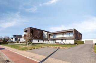 Dit aangename gelijkvloersappartement, gebouwd in 2012, bevindt zich in een verzorgde residentie en biedt een comfortabele en praktische indeling.<br />Winkels, horeca, scholen en openbaar vervoer bevinden zich op wandelafstand.<br /><br />Je komt het appartement binnen via de inkomhal, die toegang geeft tot de lichtrijke leefruimte met grote raampartijen.<br />De open keuken sluit hier mooi op aan en zorgt voor een aangename, open leefomgeving.<br />Verder is er een praktische berging voorzien.<br /><br />Het appartement beschikt over <strong>twee volwaardige slaapkamers</strong>, een apart gastentoilet en een badkamer met dubbele wastafel en ligbad.<br />Een absolute troef is het<strong> ruime terras, de garagebox en een ruime privatieve kelderberging</strong>.<br /><br />Extra comfort wordt geboden door aluminium ramen met dubbel glas, CV op gas en een ventilatiesysteem type D.<br />De residentie beschikt bovendien over een gemeenschappelijke tuin, een fietsenberging en een afvalberging.<br /><br />Een ideale woonst voor wie comfortabel en rustig wil wonen, maar ook een interessante opportuniteit voor investeerders.<br />Interesse? Plan zeker een bezoek in via 03/775.78.79<br />Ben je ook van plan jouw eigendom te verkopen? Maak een afspraak voor een gratis schatting, wij maken er samen een succesverhaal van.<br />